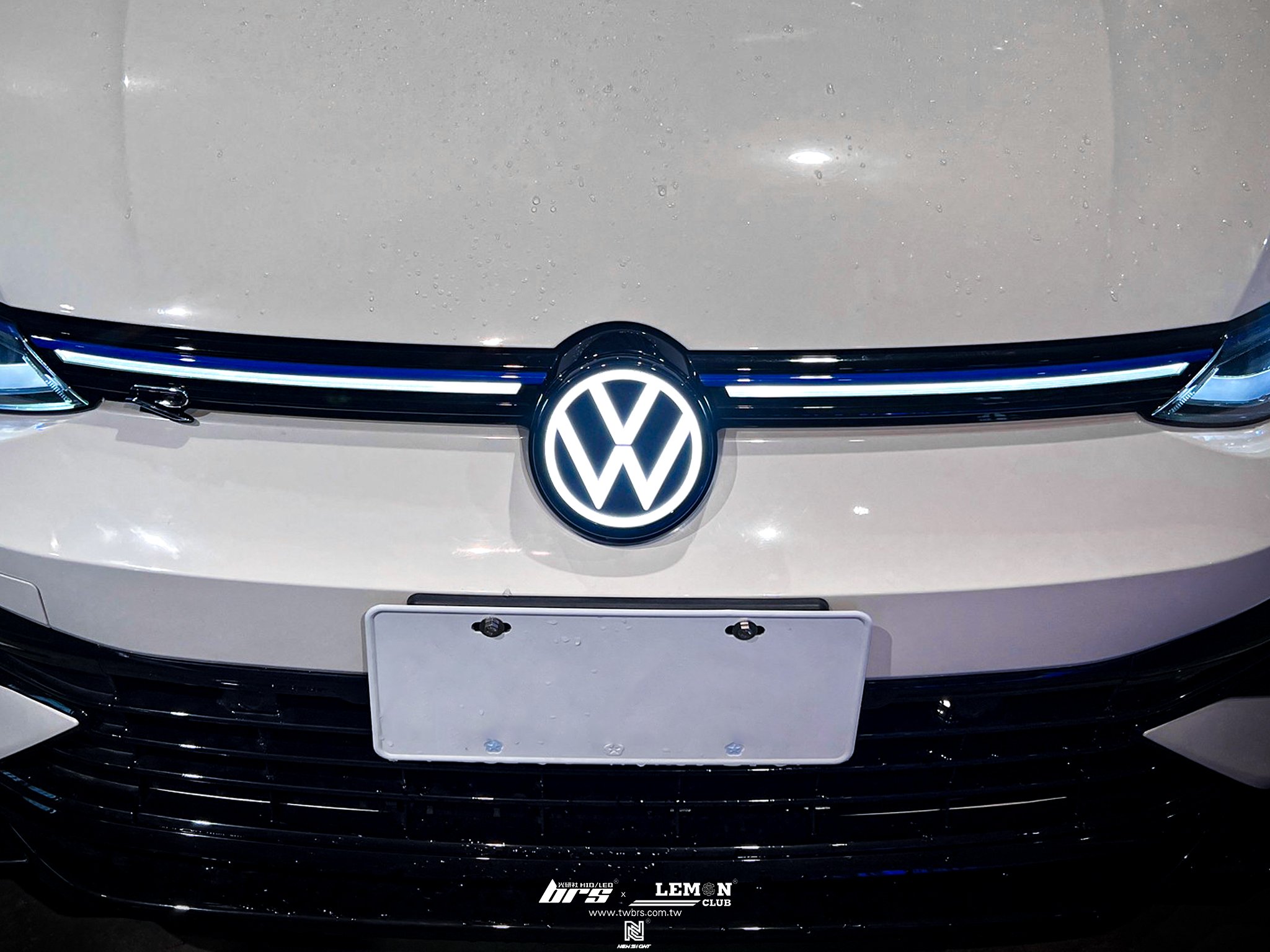 Volkswagen Golf 8 安裝 發光前標