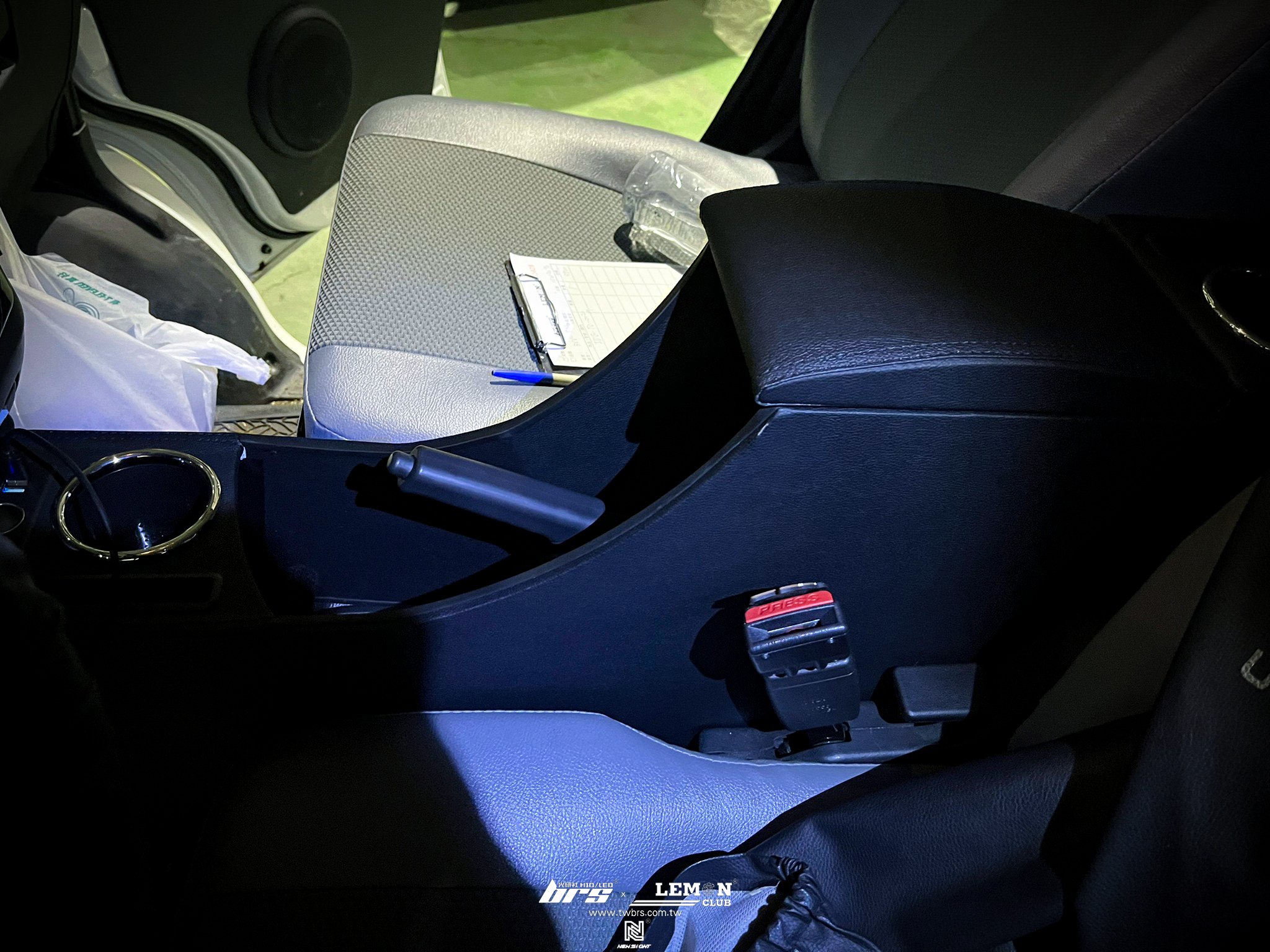 Toyota Town Ace 安裝 中央置物扶手