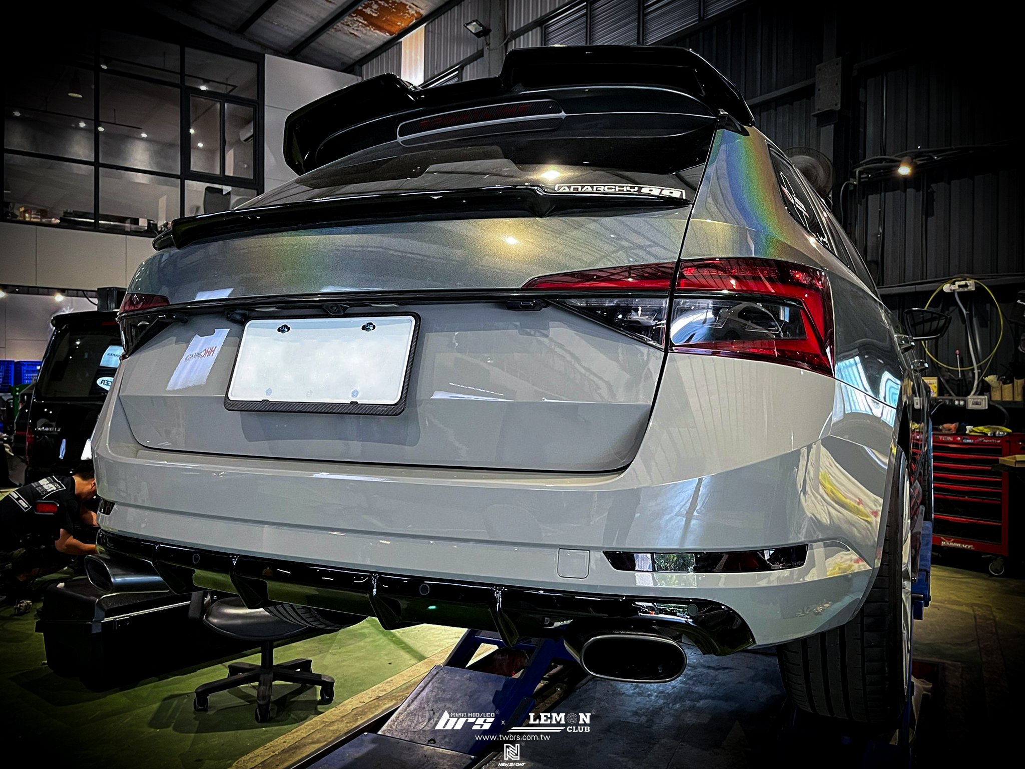 Skoda Superb 安裝 後內鐵更換+後腳踢天線更換+後保桿上碳纖維防刮板+Rieger Tuning後下巴