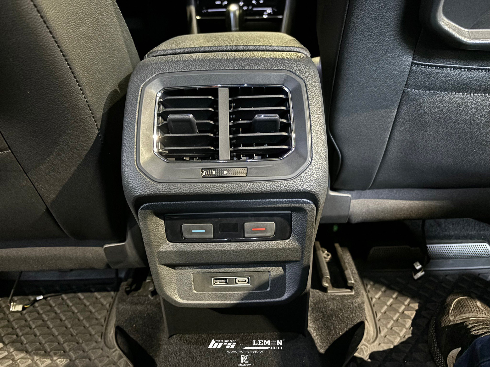 Volkswagen New Tiguan 安裝 原廠後座USB充電座