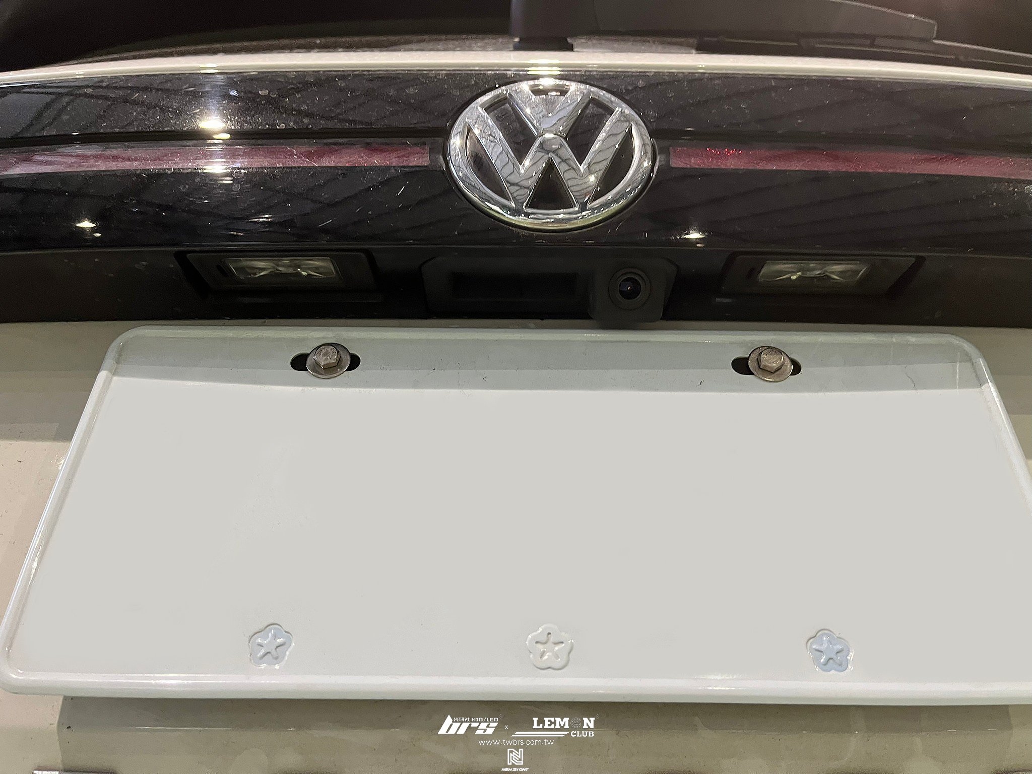 Volkswagen T-Cross 安裝 把手式倒車顯影鏡頭(軌跡板)