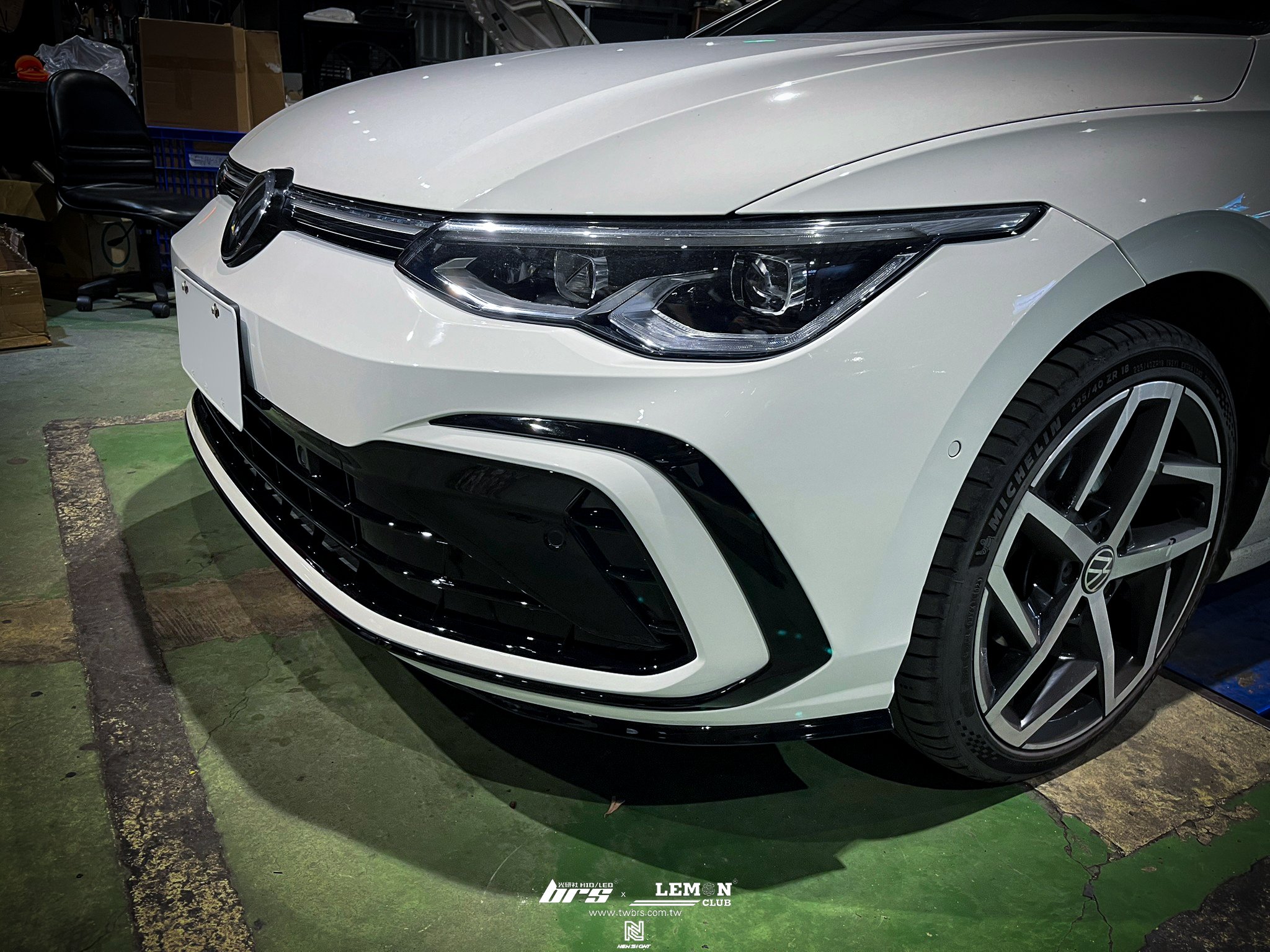 Volkswagen Golf 8 安裝 R-Line前保桿+亮黑後視鏡蓋