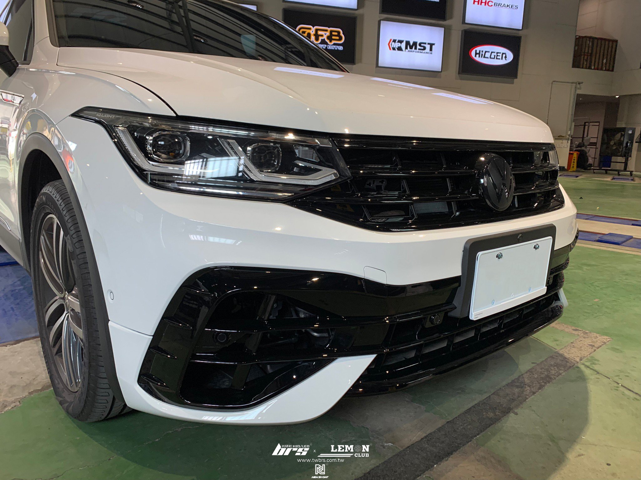 Volkswagen New Tiguan 安裝 R前保桿+亮黑水箱罩