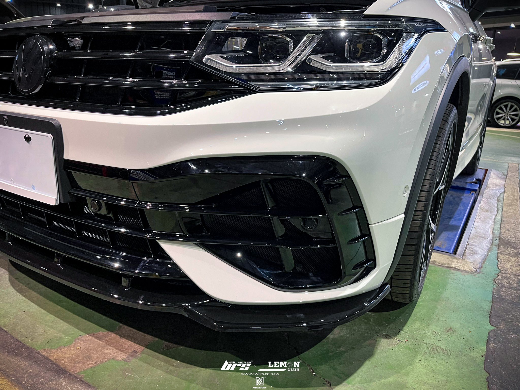 Volkswagen New Tiguan R 安裝 保桿防跳石網+類MAX後下擾流+類MAX前下巴+類MAX後下包角+類MAX尾翼