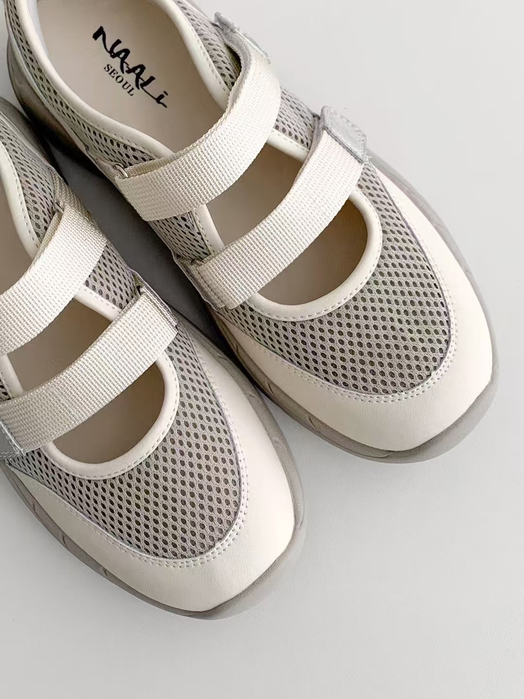 韓國 NAA 真皮兔兔洞洞休閒運動女鞋