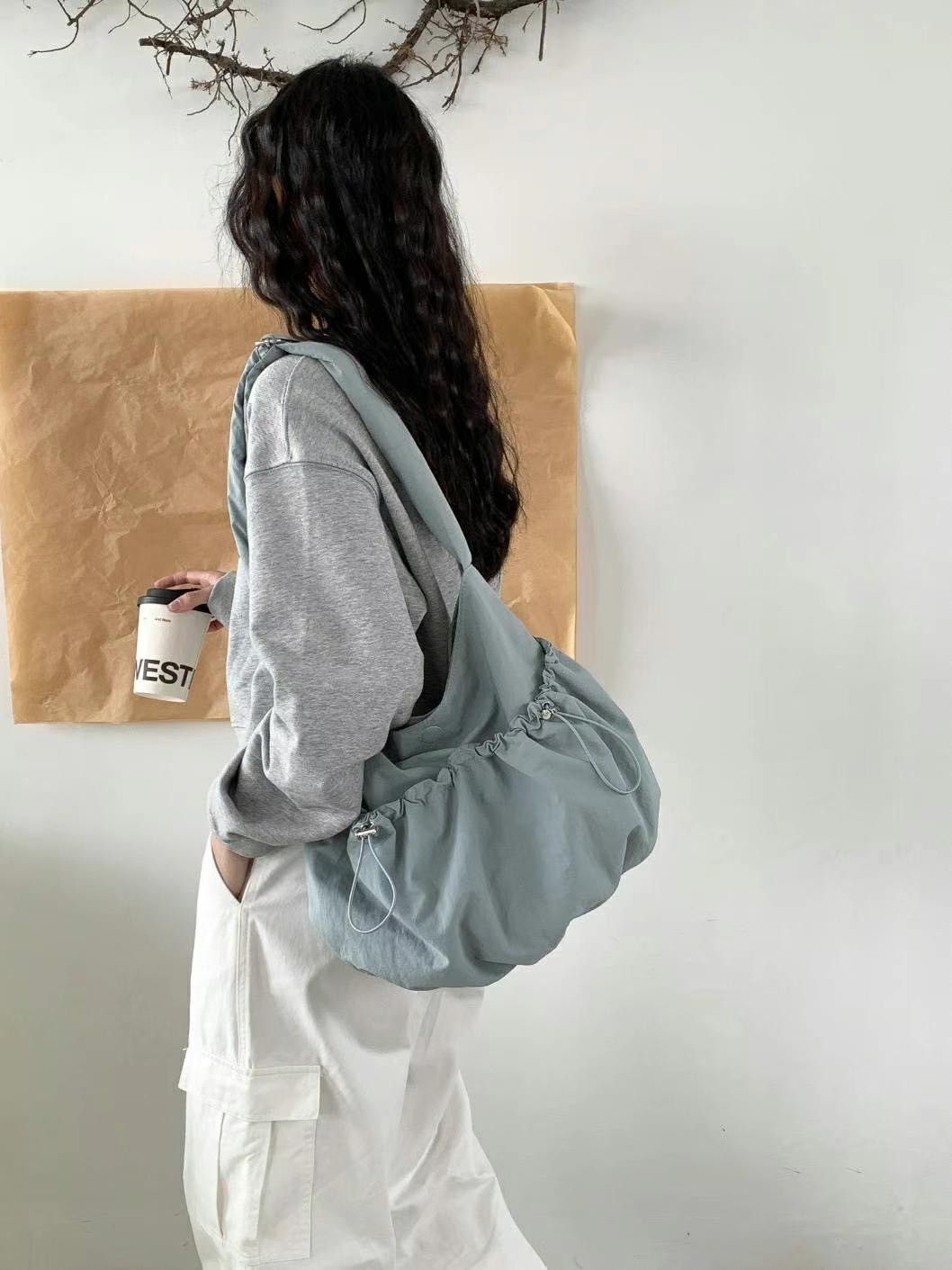 韓國TRO 人氣尼龍帆布雲朵抽繩肩背斜挎包