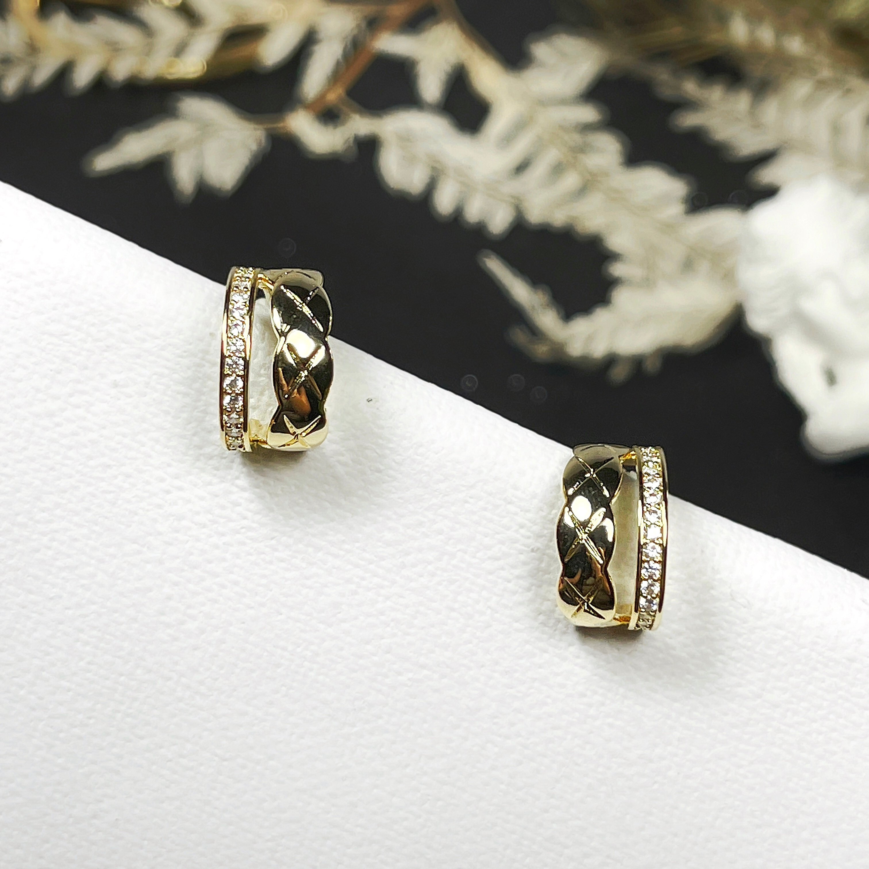 【 淳飾 】銀針｜菱格紋鋯石雙環 12161915