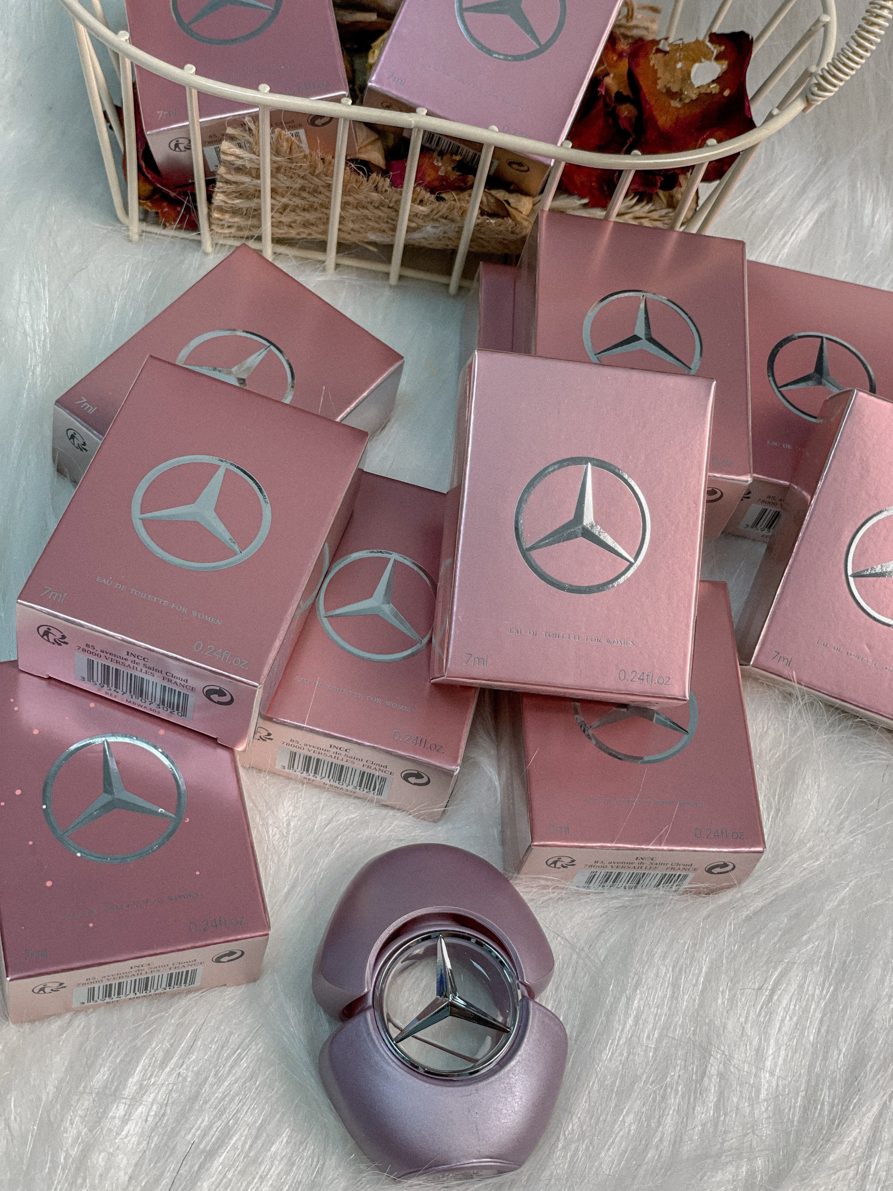 Mercedes-Benz 賓士爵色佳人香水 7ML 霸氣駛進女人的梳妝台，帶領妳今夏找到真愛