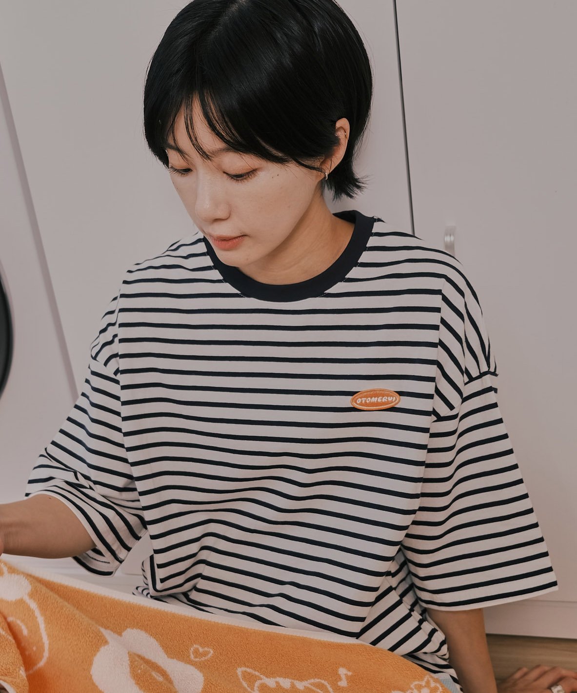 刺繡小標 藍白條紋Tee