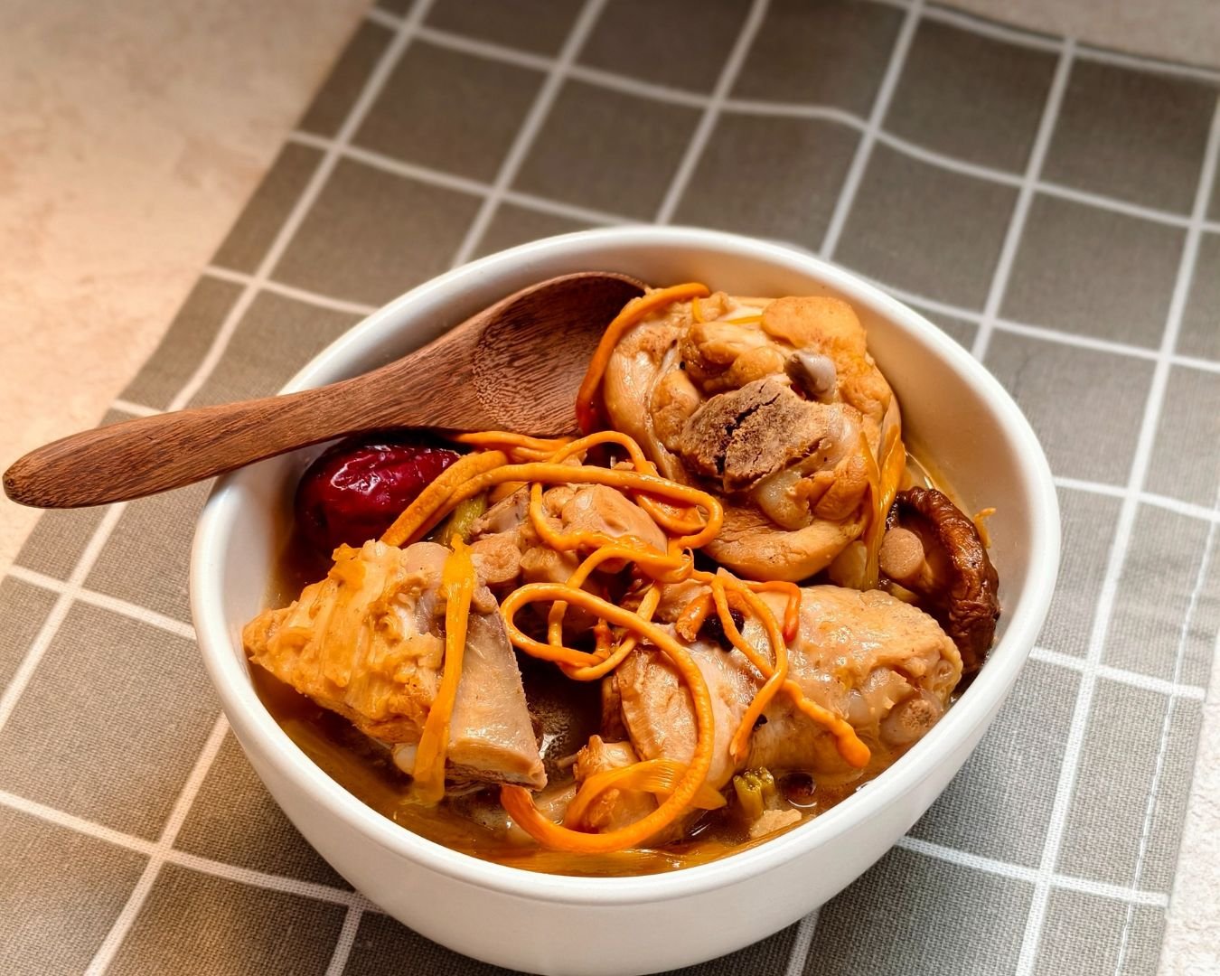 黃金蟲草湯功效與食用指南：誰適合喝？怎麼吃最剛好？