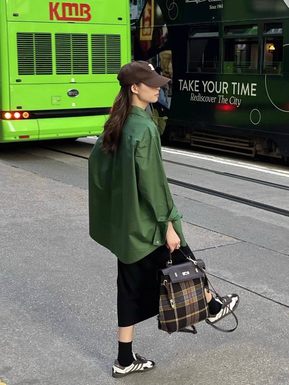 城市街頭的輕鬆率性 設計感凹槽綠色長袖襯衫