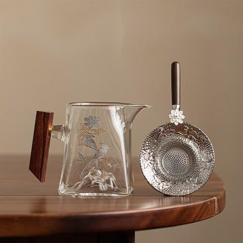 花鳥意境玻璃公道杯 手工刻花 · 典雅木柄 · 獨家附贈精緻茶漏
