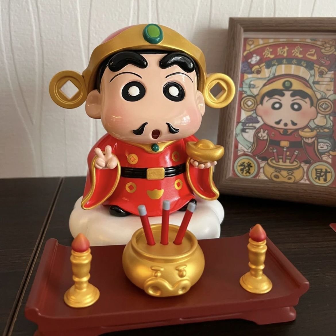 新年限定來財啦！蠟筆小新財神擺件