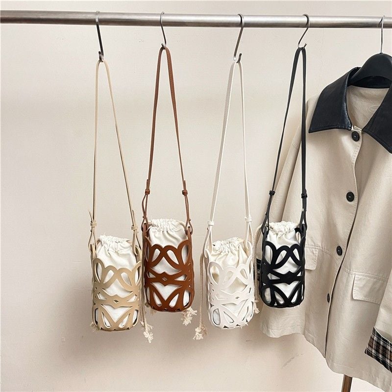 小眾設計感鏤空圓桶抽繩斜背包 輕巧百搭水桶包