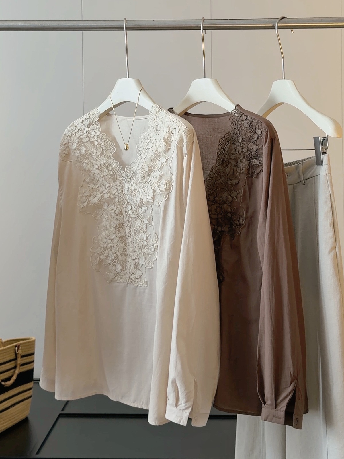 精緻重工蕾絲刺繡拼接V領長袖襯衫