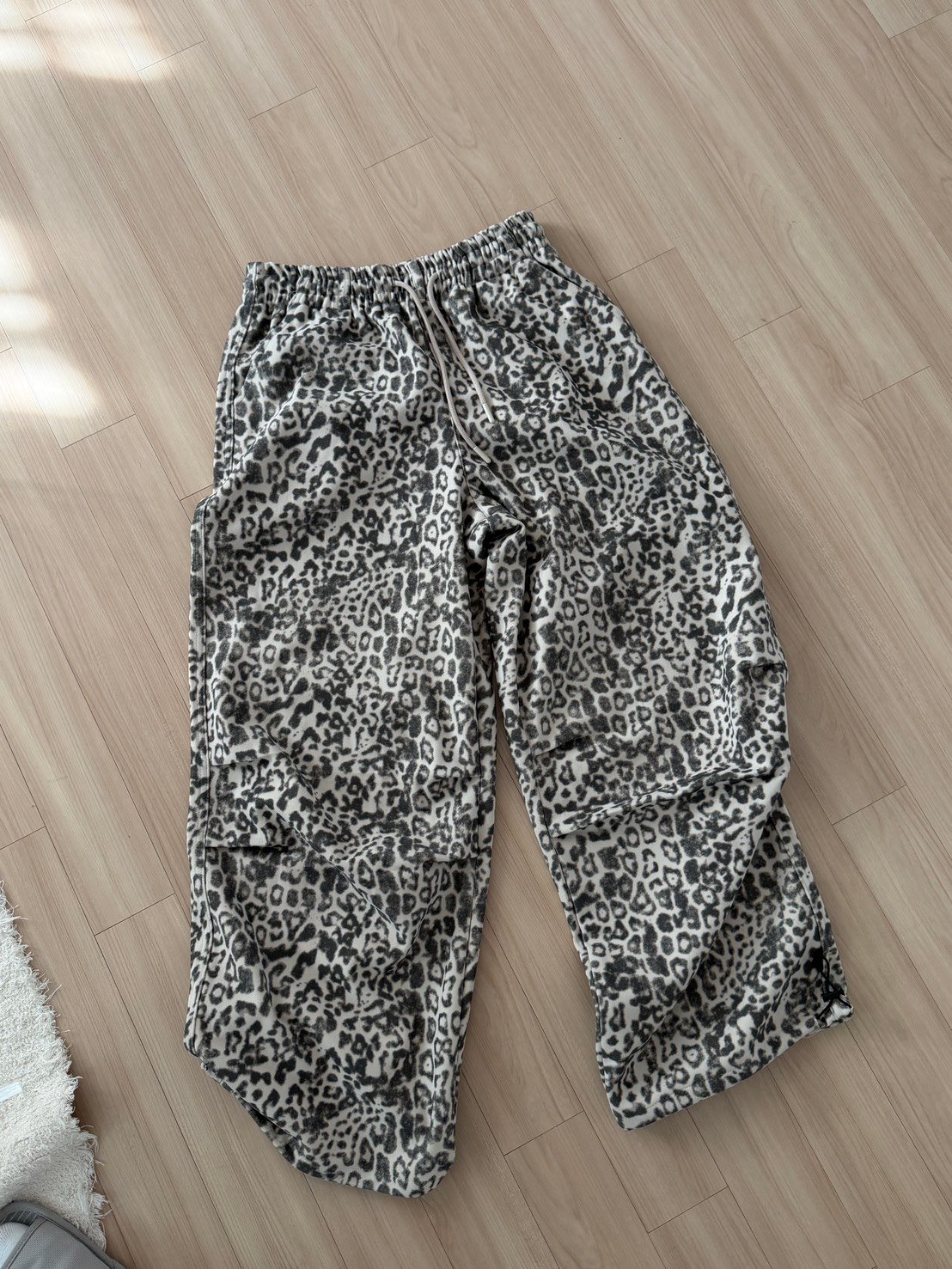 穿過都會買的豹紋落地寬褲1color