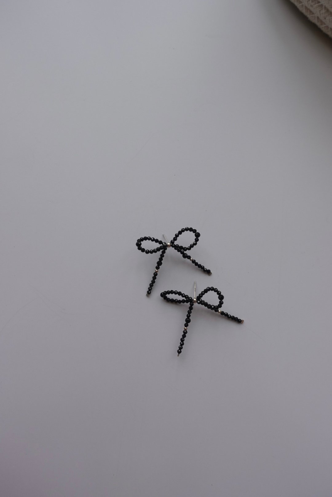 黑尖晶石蝴蝶結耳環 S925