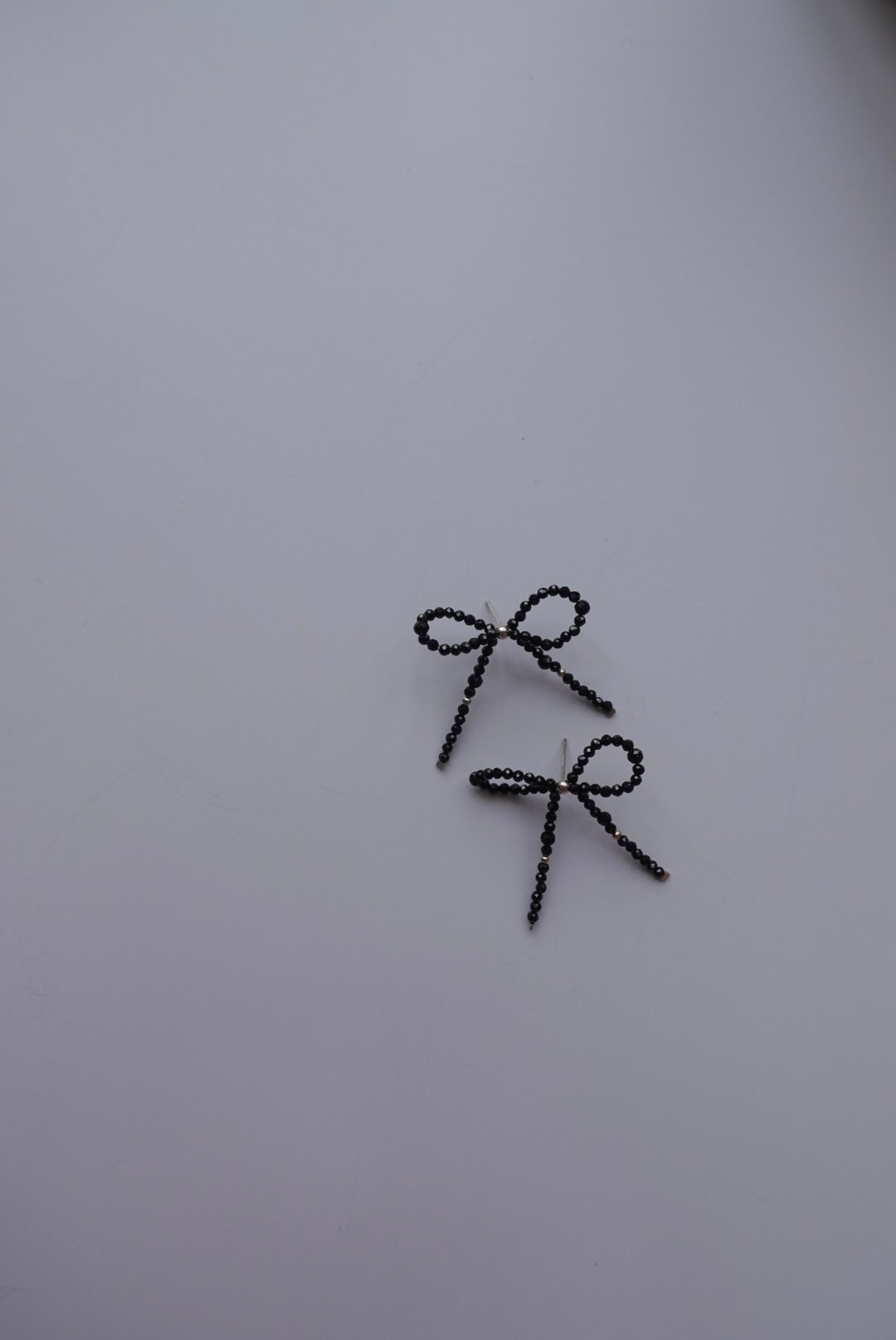 黑尖晶石蝴蝶結耳環 S925