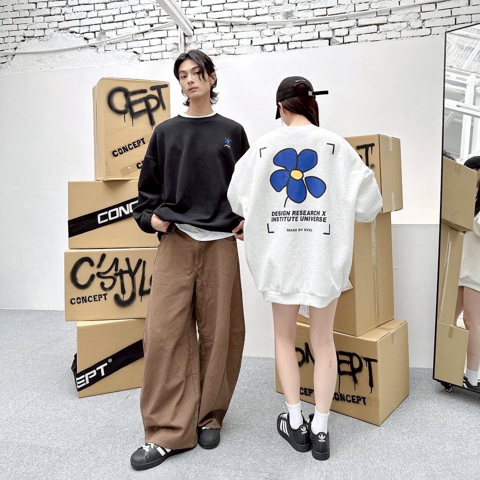 【現貨】刺繡對焦框花朵大學T