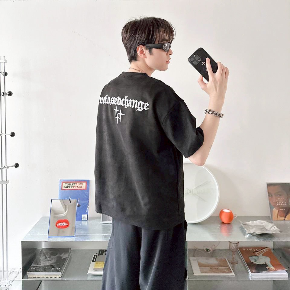 【現貨】哥德字星芒刺繡麂皮短T