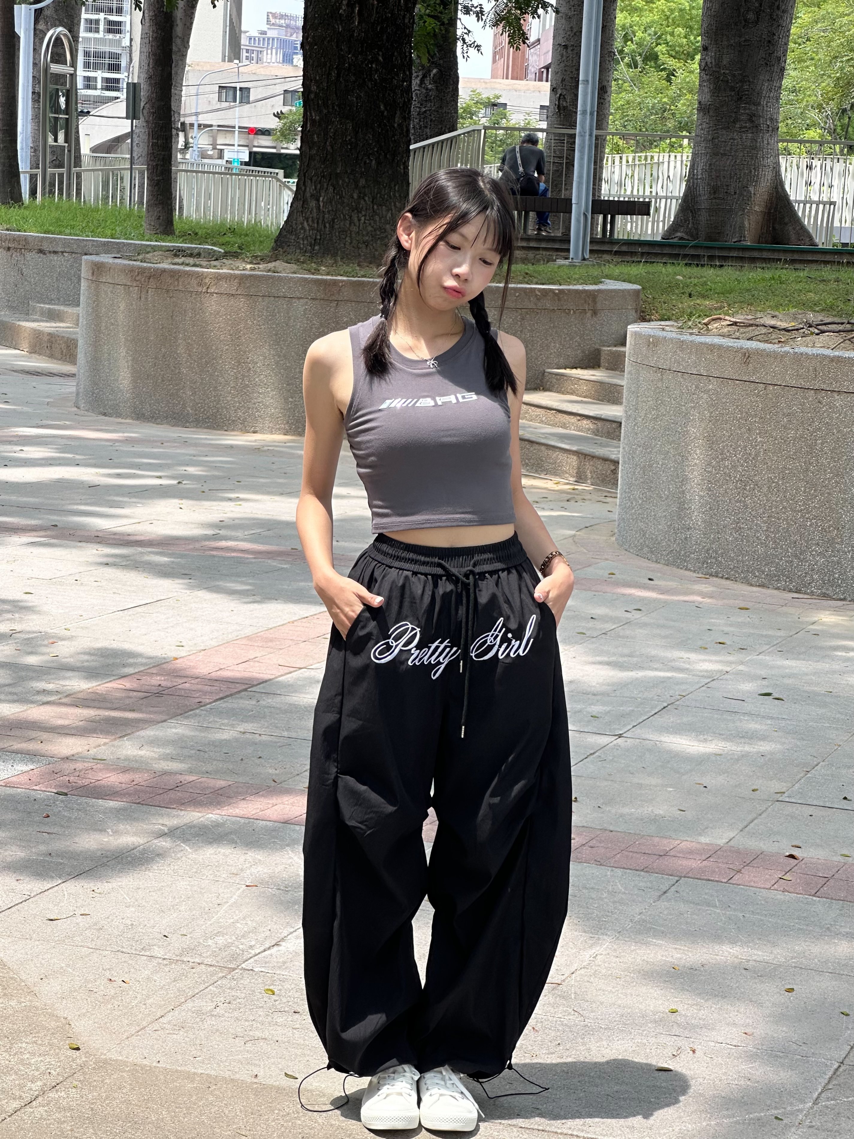 【潮流熱舞現貨】草寫英文彎刀風褲