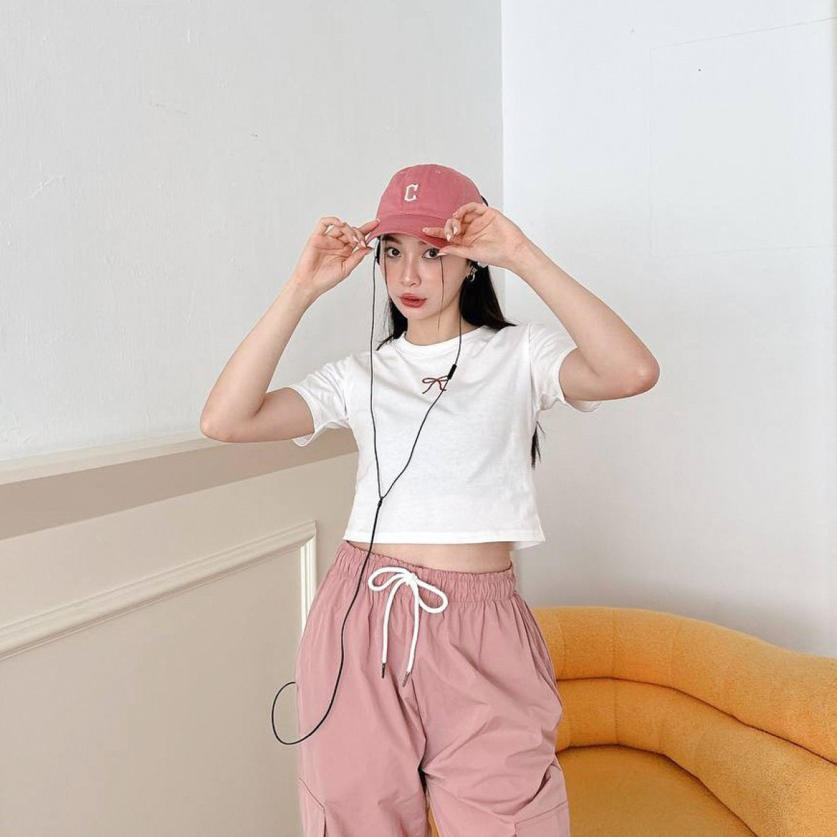 【現貨】胸前刺繡蝴蝶結短版上衣