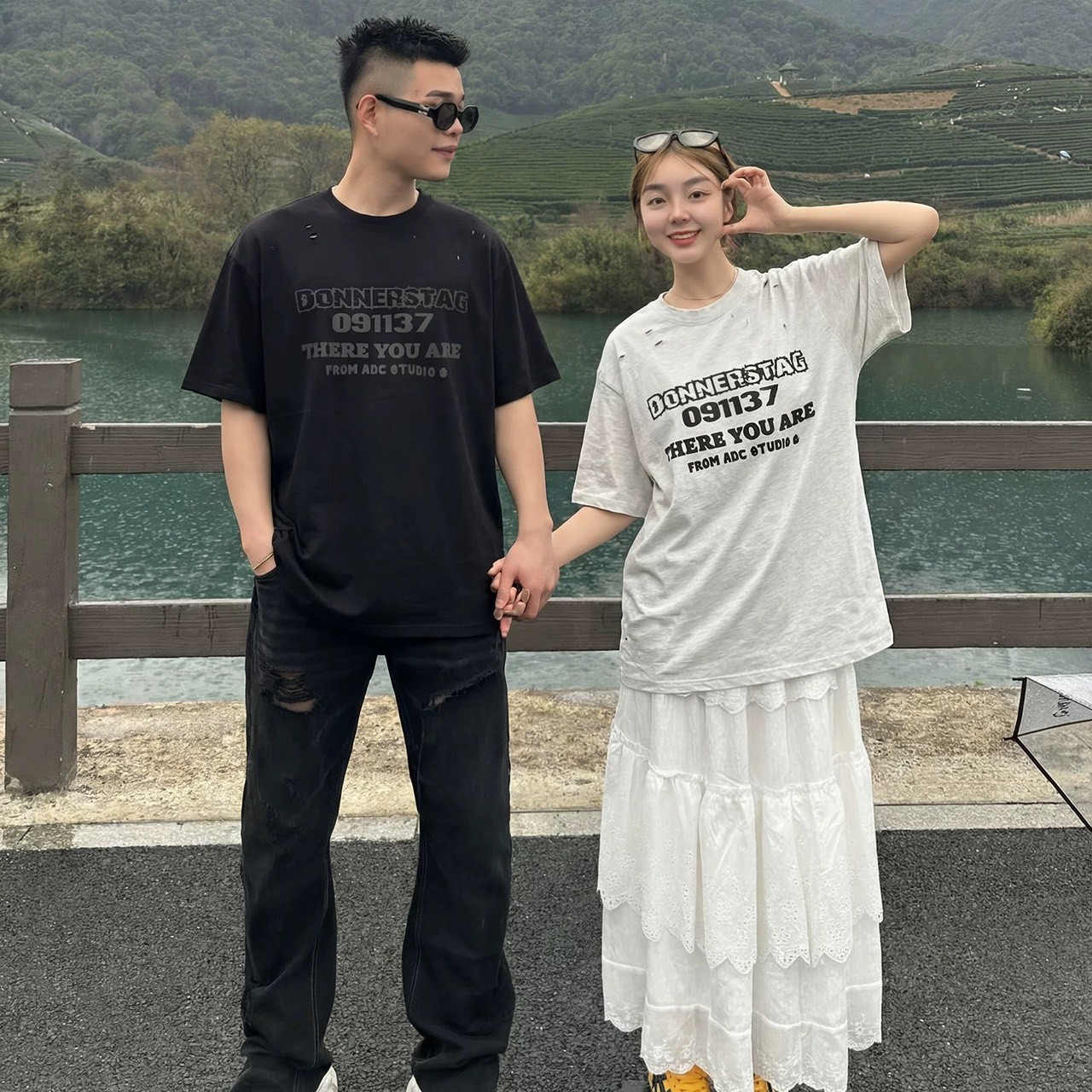 【情侶必帶!!】英文字特殊剪裁磨破重磅T