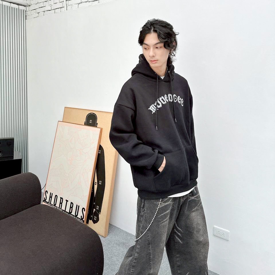 【現貨】哥德字發泡環繞設計帽T