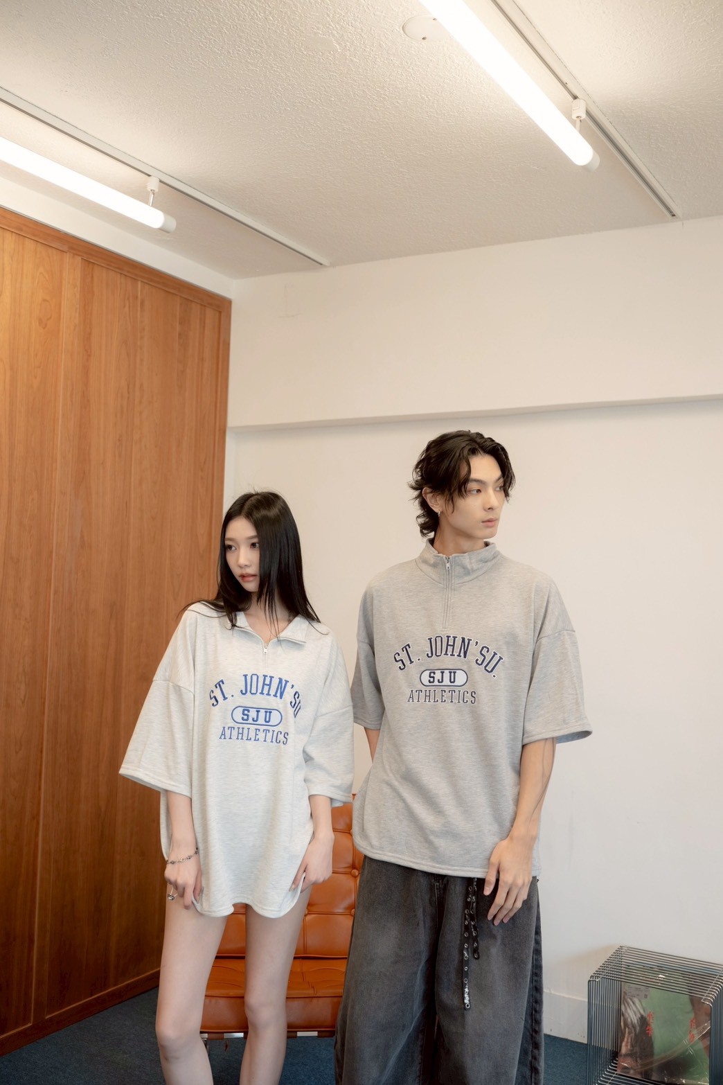SJU字母立領拉鍊短T