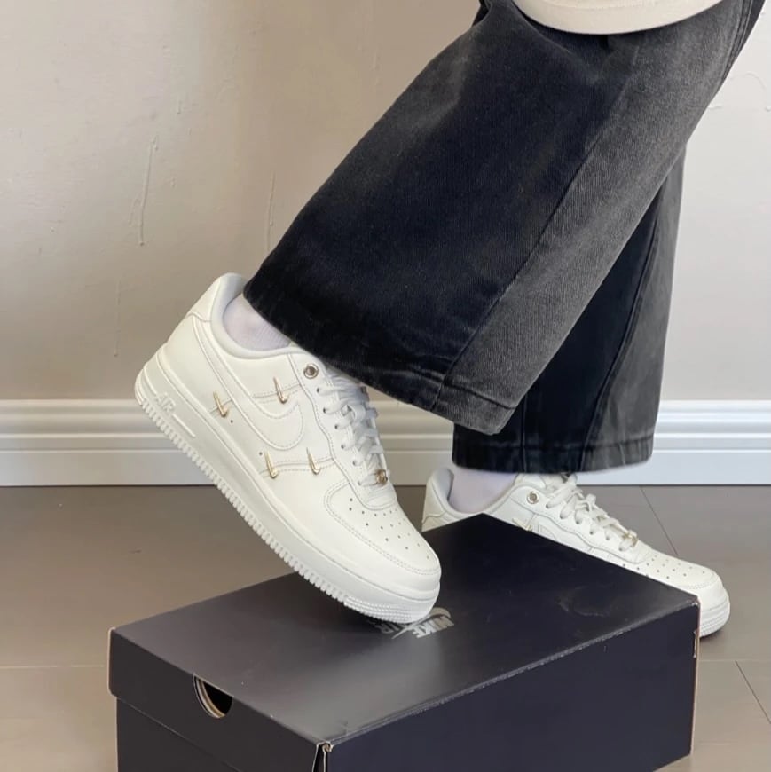 【閃閃惹人愛】Nike AF1 GOLD SWOOSH 奶油燕麥 四小金勾｜FV3654-111