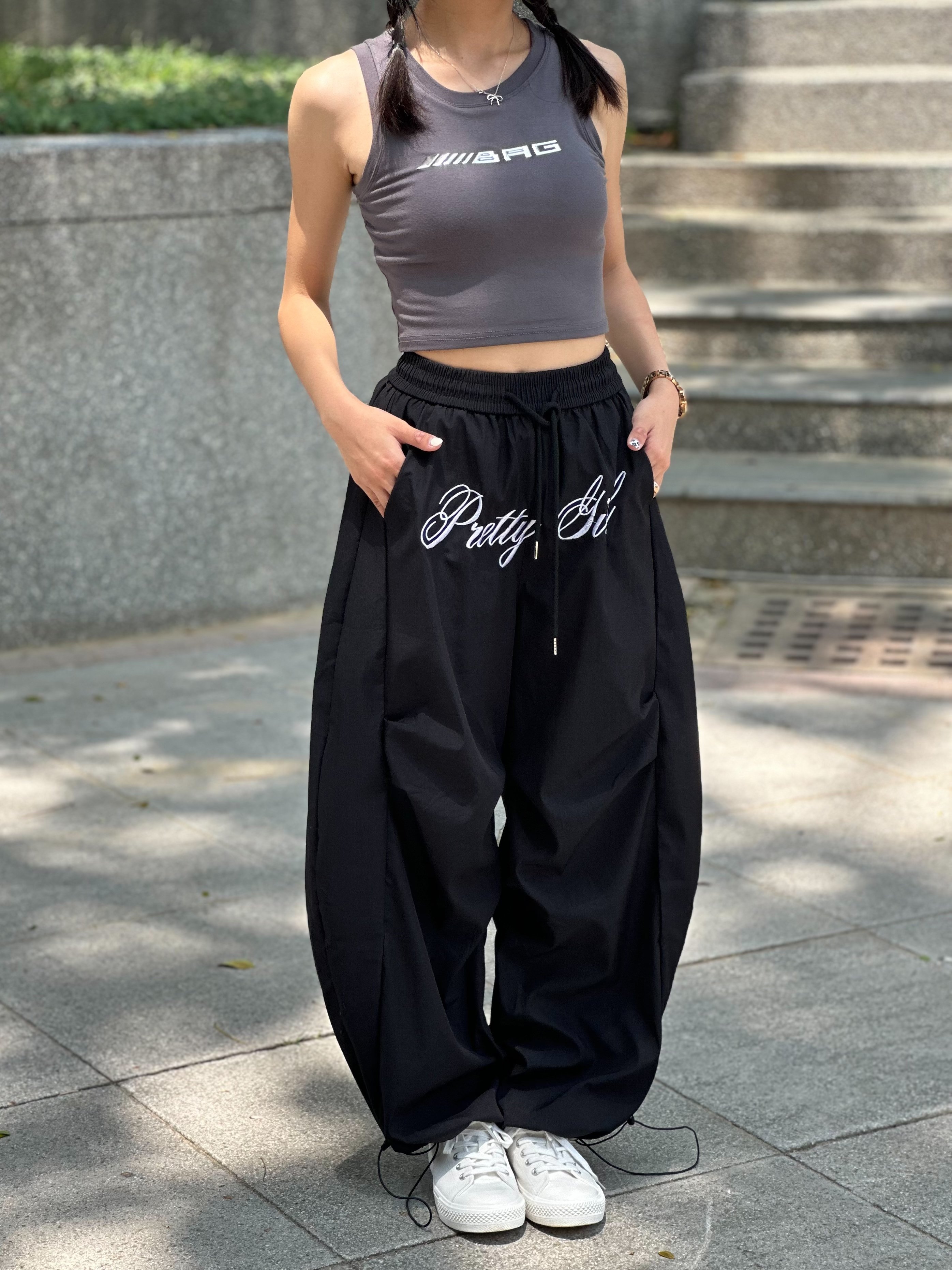 【潮流熱舞現貨】草寫英文彎刀風褲