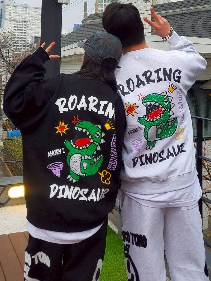 【現貨】ROARING DINOSAUR恐龍塗鴉感大學T