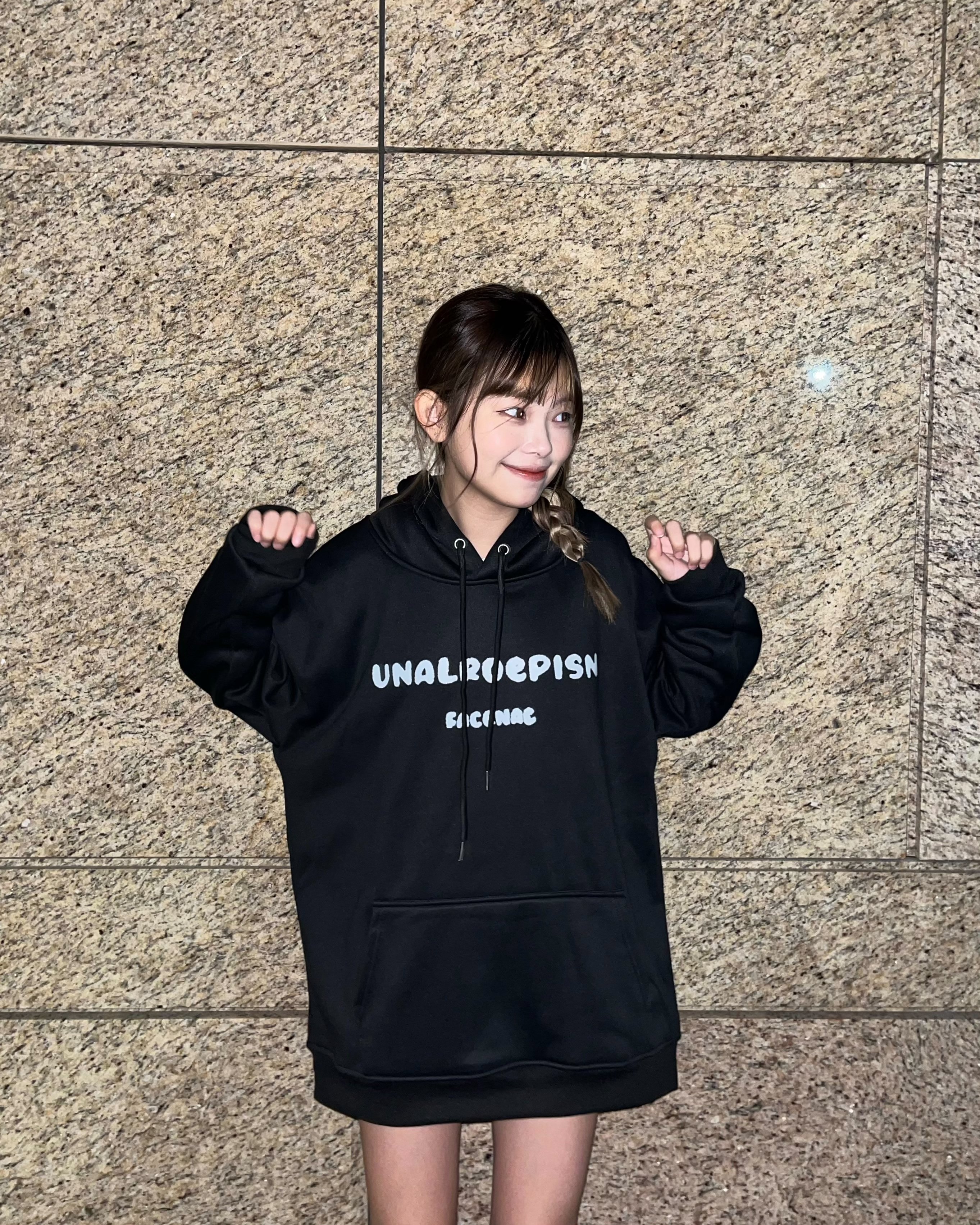 【現貨】簡約超Q字母牛奶絨帽T