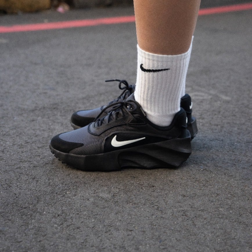 【全新爆款!】Nike Aura Edge 液態黑魂 全黑 黑白 女款｜HQ7025-003