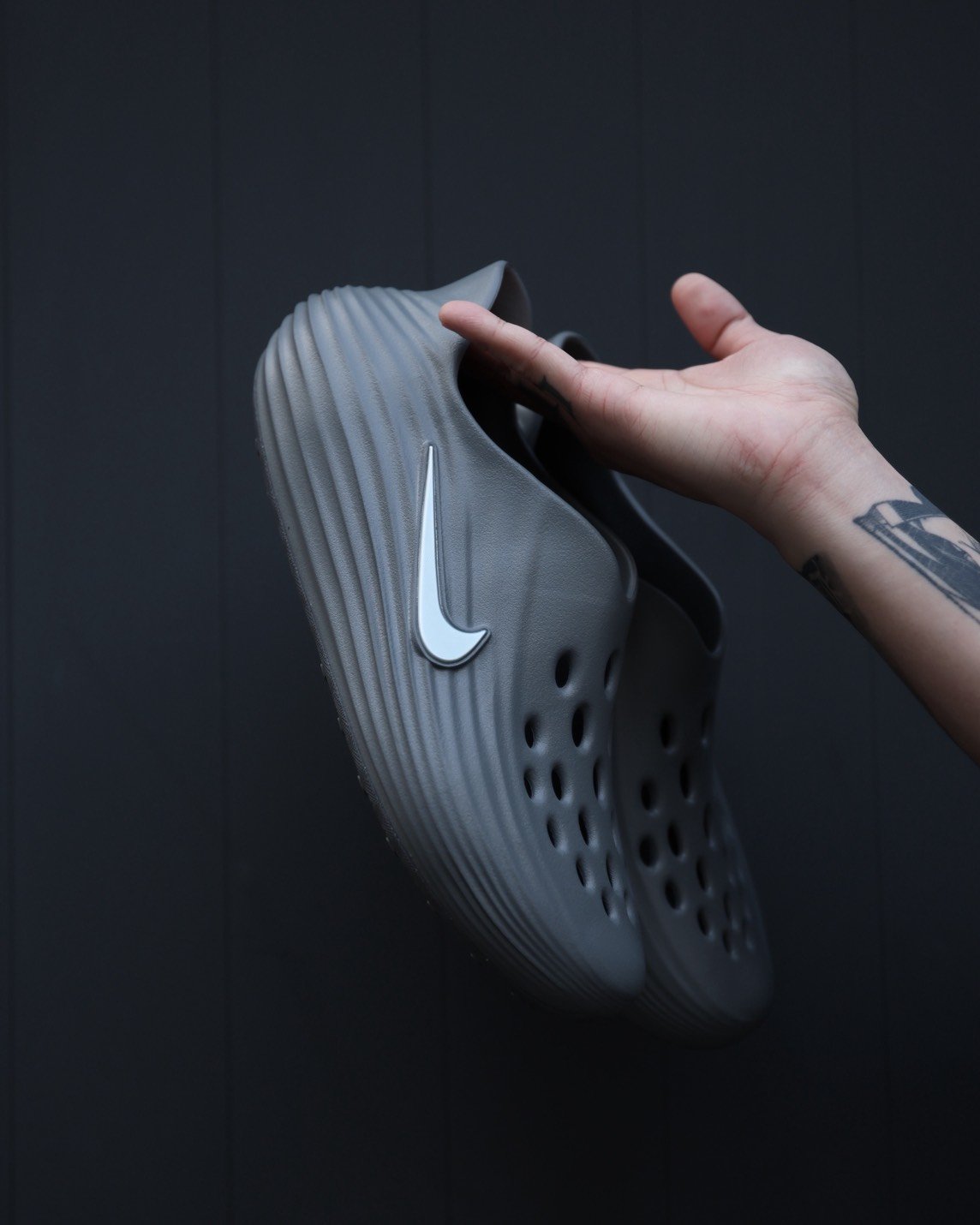 【帥到極致款現貨】NIKE REACTX REJUVEN8 炭灰 深灰 灰 泡棉休閒防水涼鞋 拖鞋 洞洞鞋｜HV5060-002