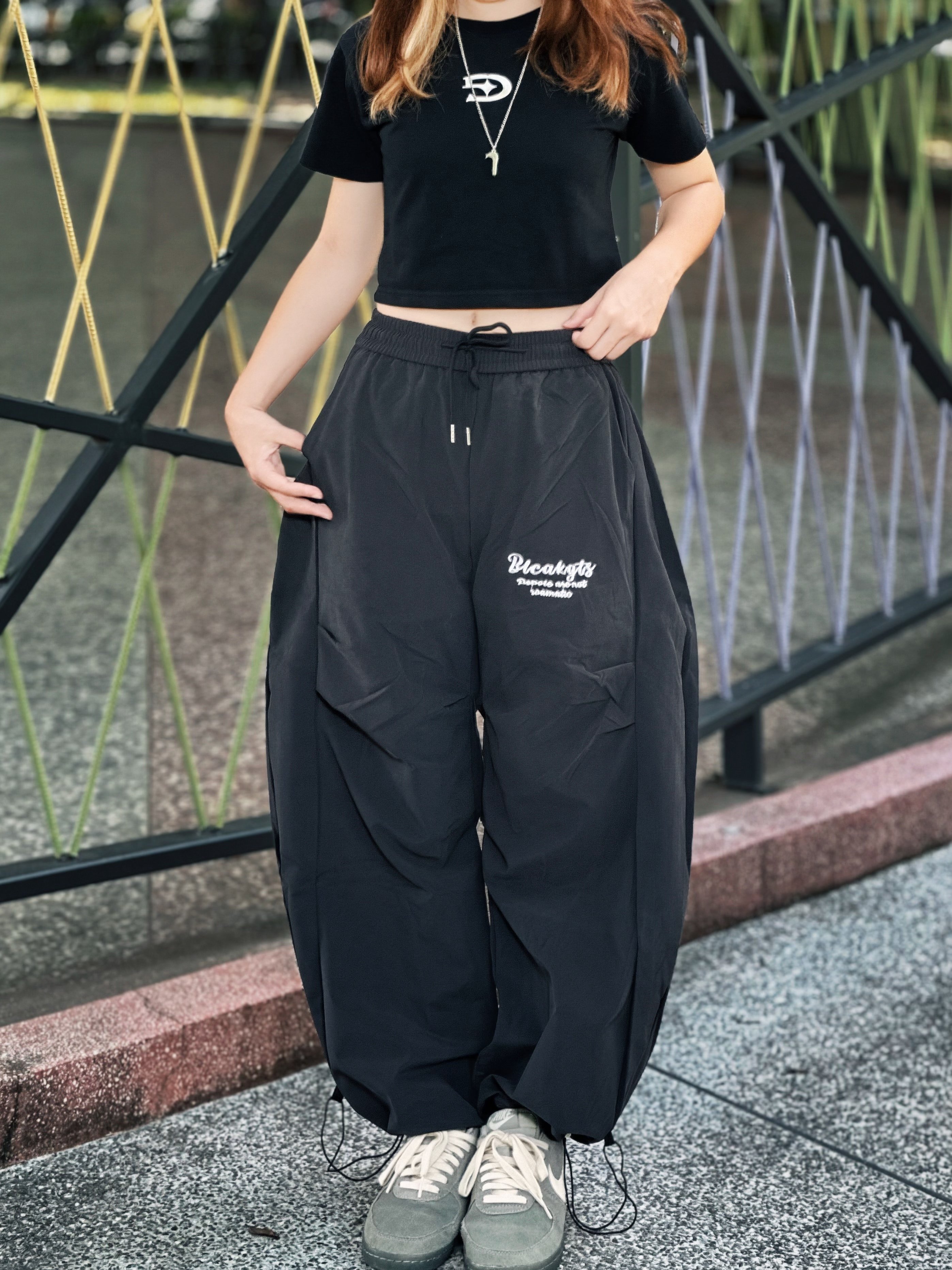 【現貨】街頭繡花褶皺彎刀傘兵褲