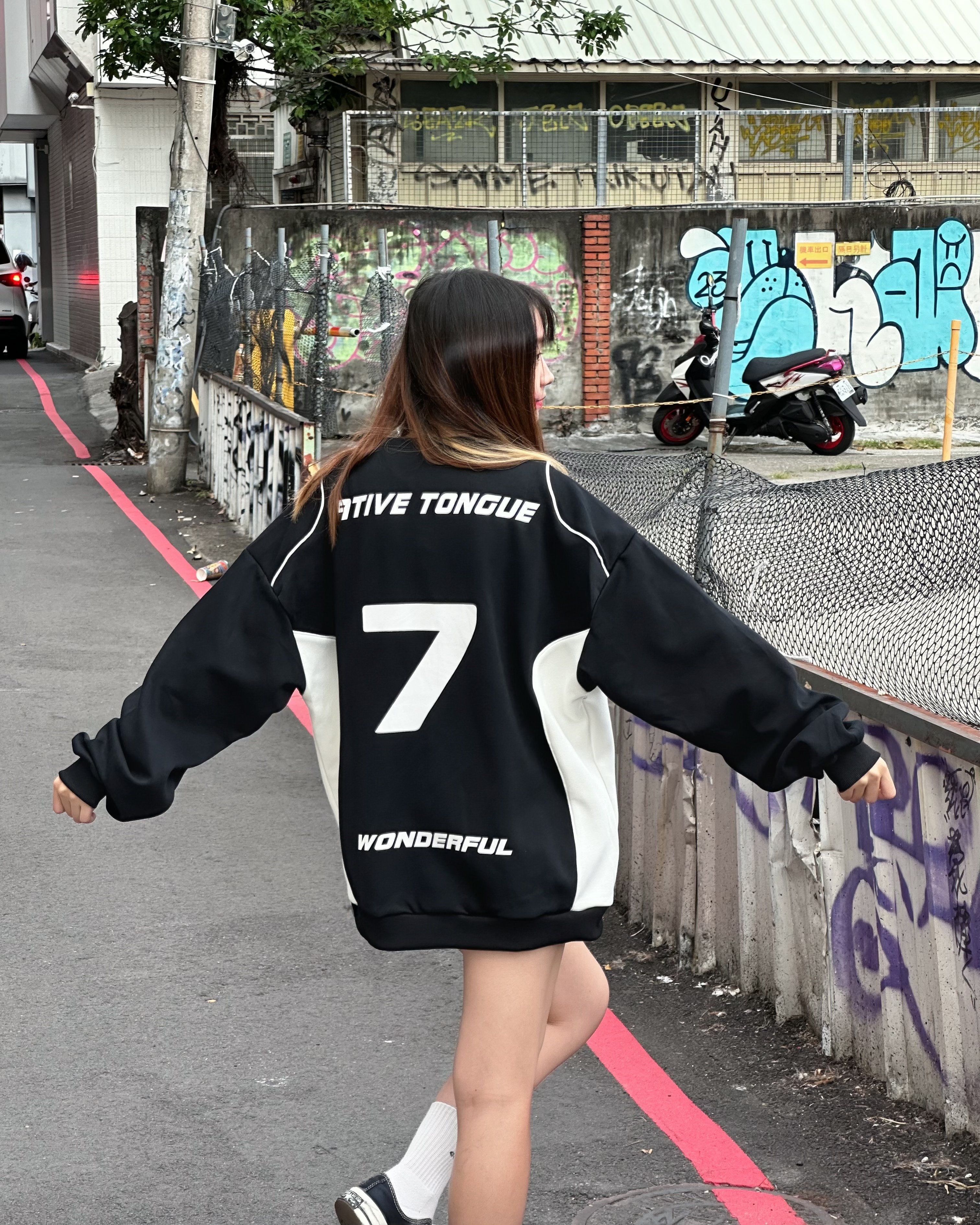 【現貨】NATIVE TONGUE 7號拼接賽車風大學T