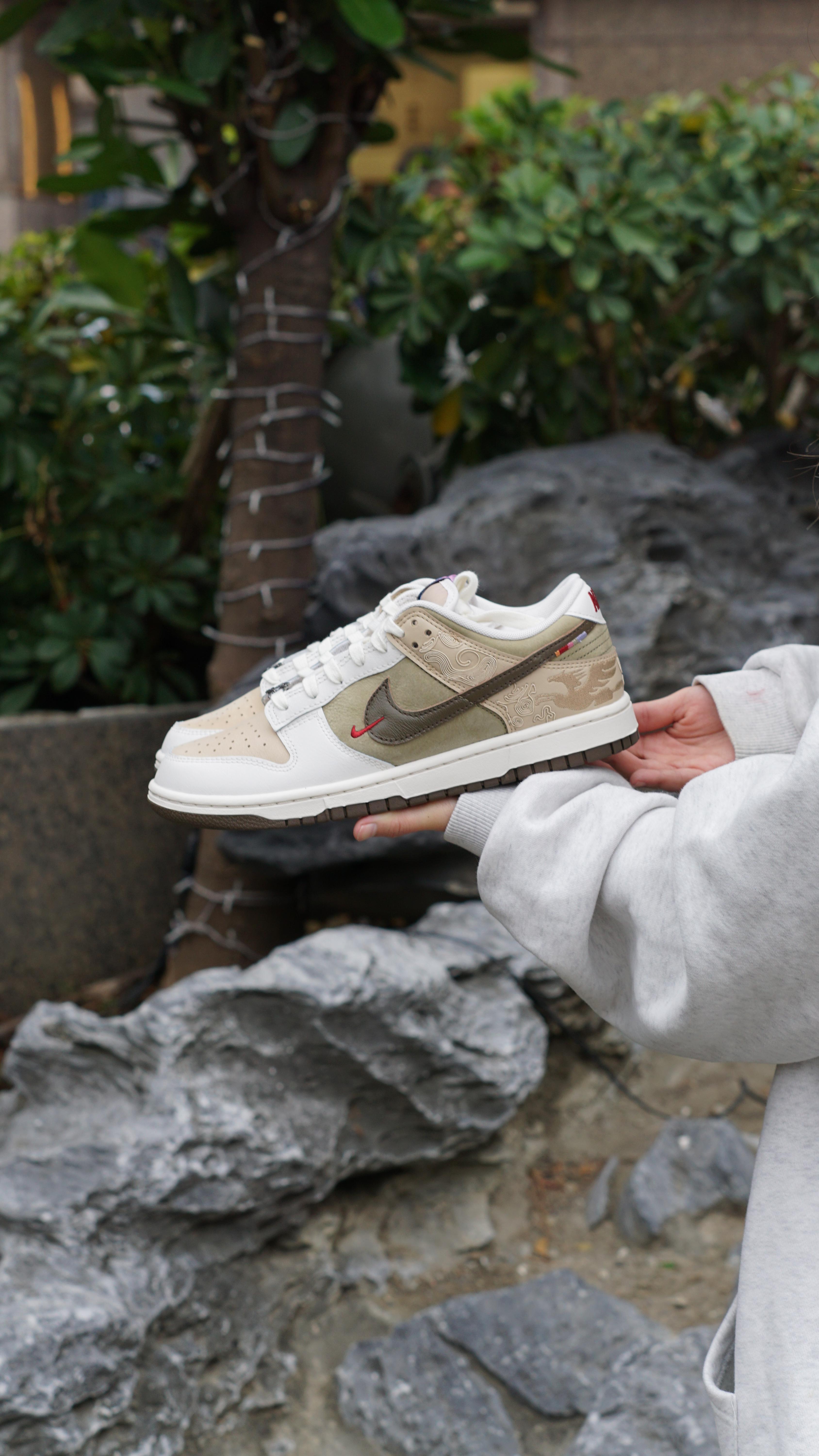 【限量限定色】Nike Dunk Low CNY 飛馬 刺繡小勾 反轉 卡其 橄欖綠 馬年新年限定款｜IQ1118-220