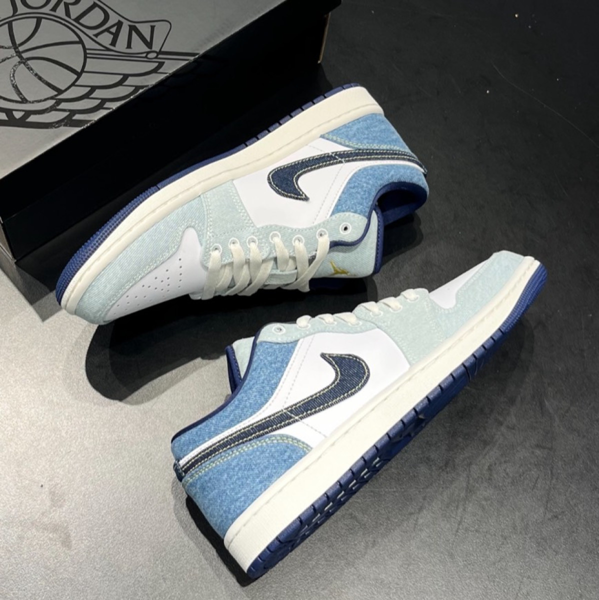 【牛仔風格再度升級】AIR JORDAN 1 LOW AJ1 牛仔丹寧 2.0 拼接 休閒鞋 男鞋｜IH0648-141