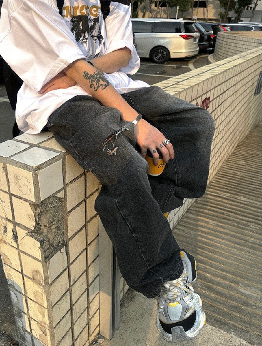 【超燒款現貨】質感小割破水洗黑系牛仔寬褲