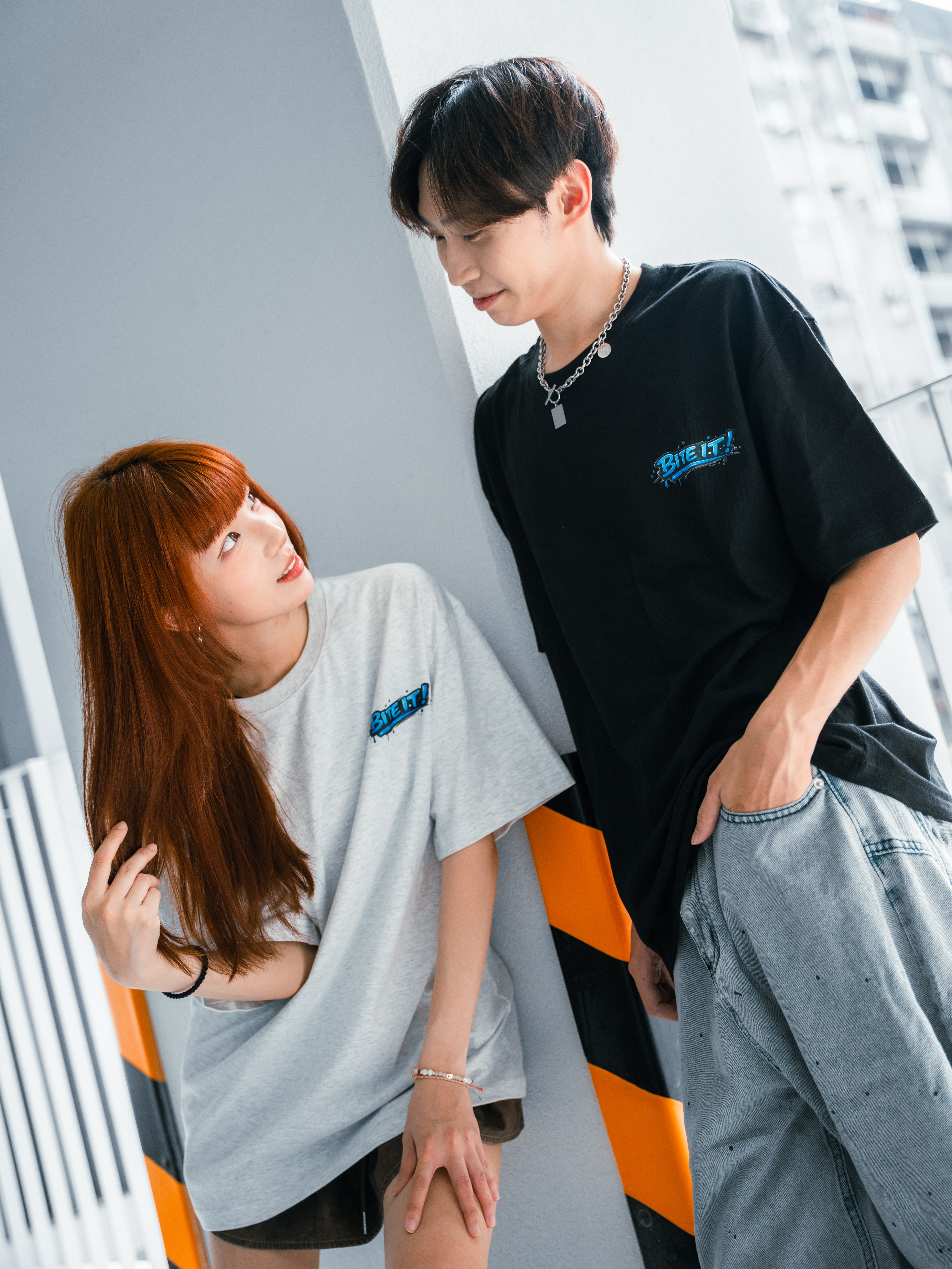 【萌度飆升 現貨速發】WASSUP BITE IT！小狗咬骨頭短T
