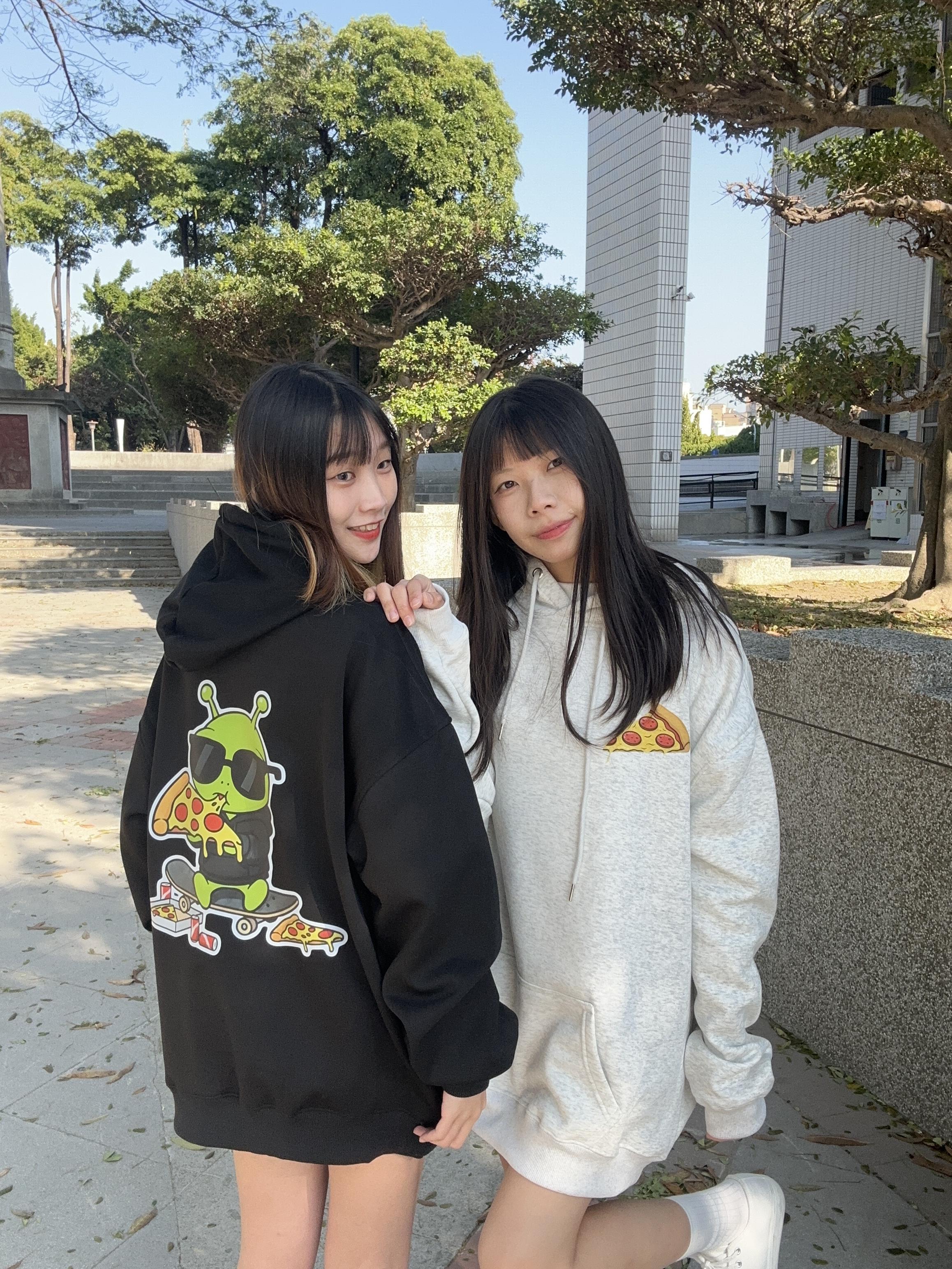 【小編大愛款現貨】酷萌外星人吃披薩牛奶絨帽T