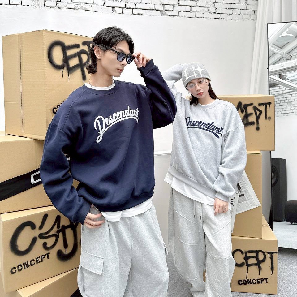 【現貨】Descendat草寫貼布繡大學T