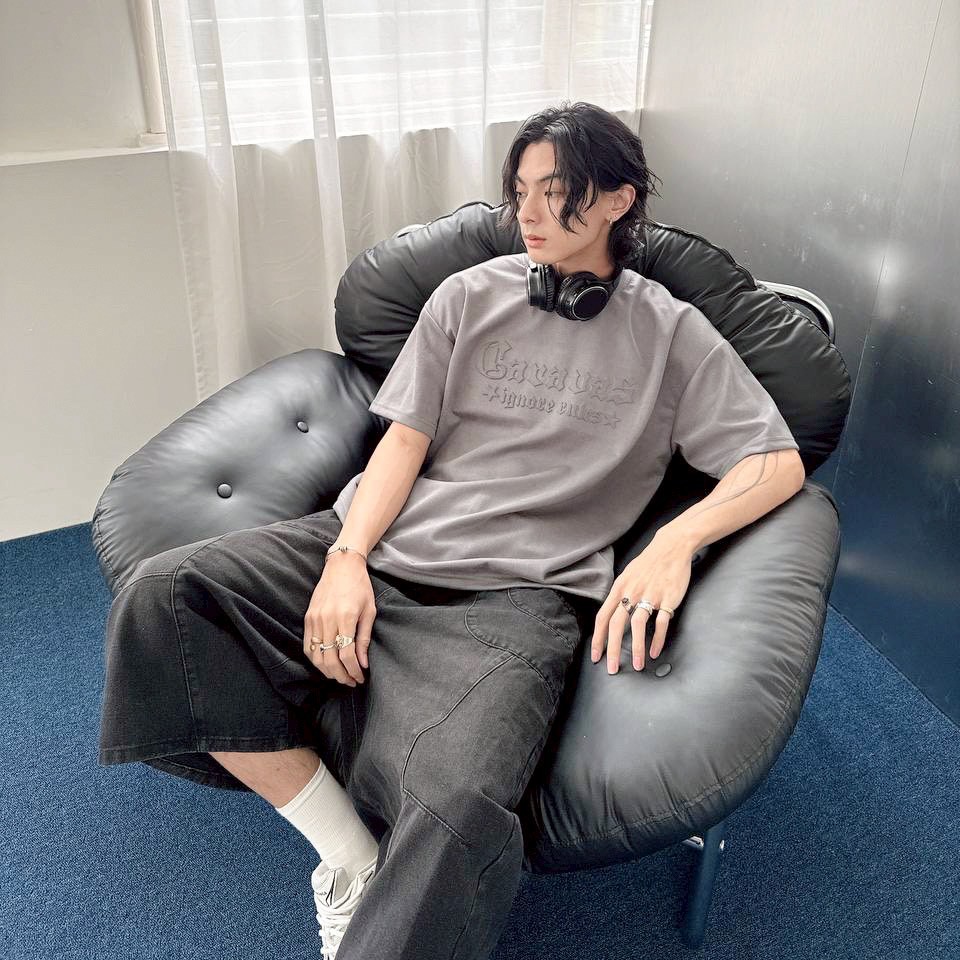 【現貨】哥德字剛印麂皮短T