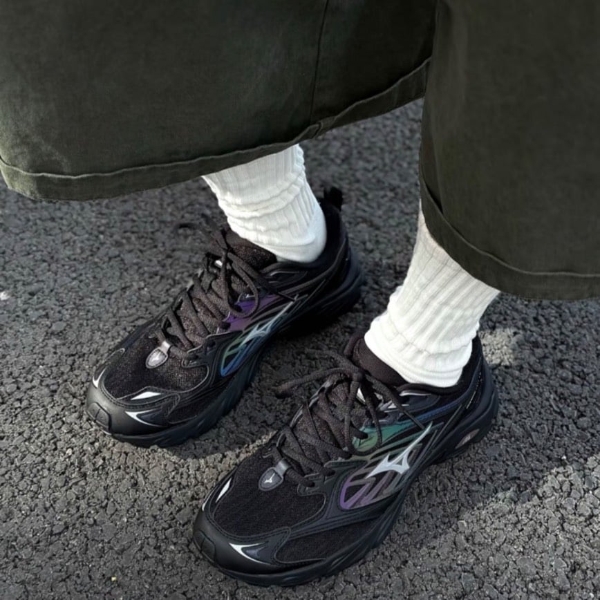 【爆款！預訂】Mizuno FIYI V2 “Black Iridescent” 黑銀黑炫彩 復古運動鞋慢跑鞋黑｜d1gh241502