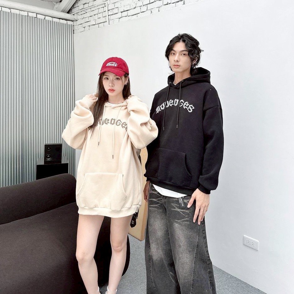 【現貨】哥德字發泡環繞設計帽T