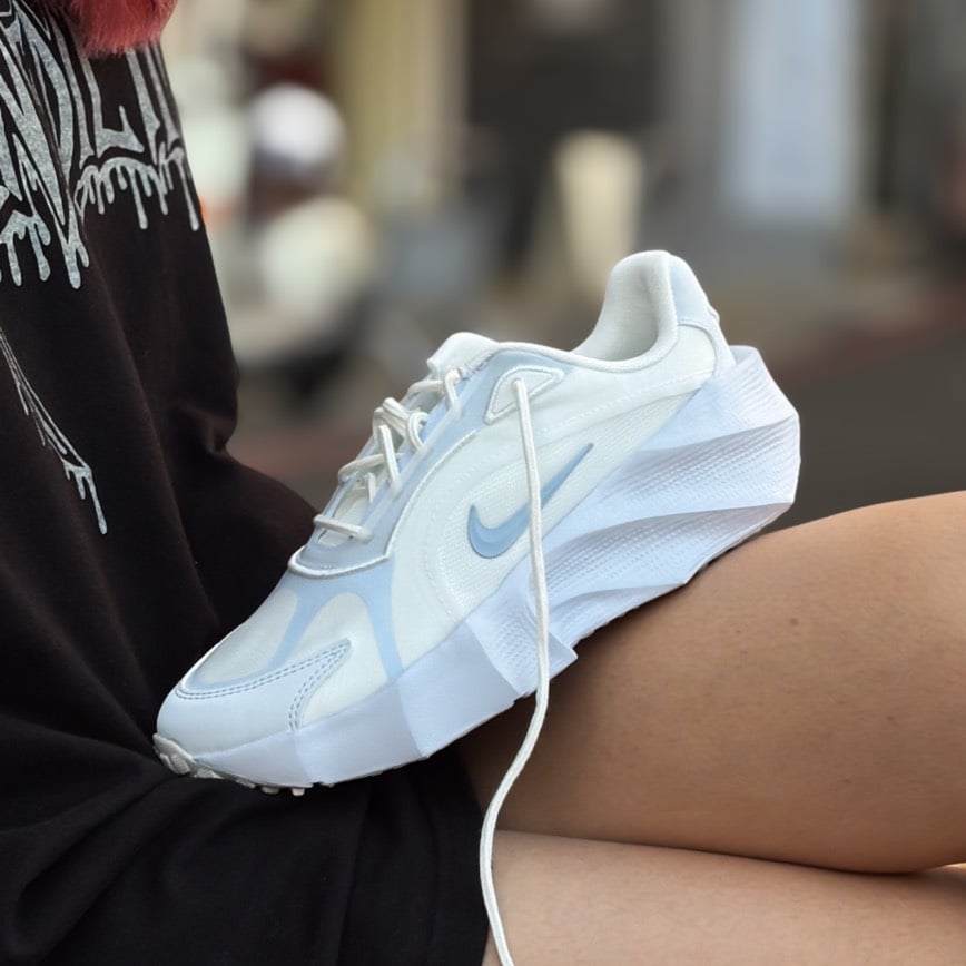 【全新爆款!】Nike Aura Edge 液態雲朵 白灰藍 米白 女款｜HQ7025-103