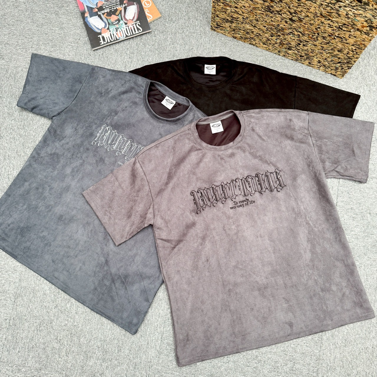 【現貨】哥德字車線麂皮刺繡短T