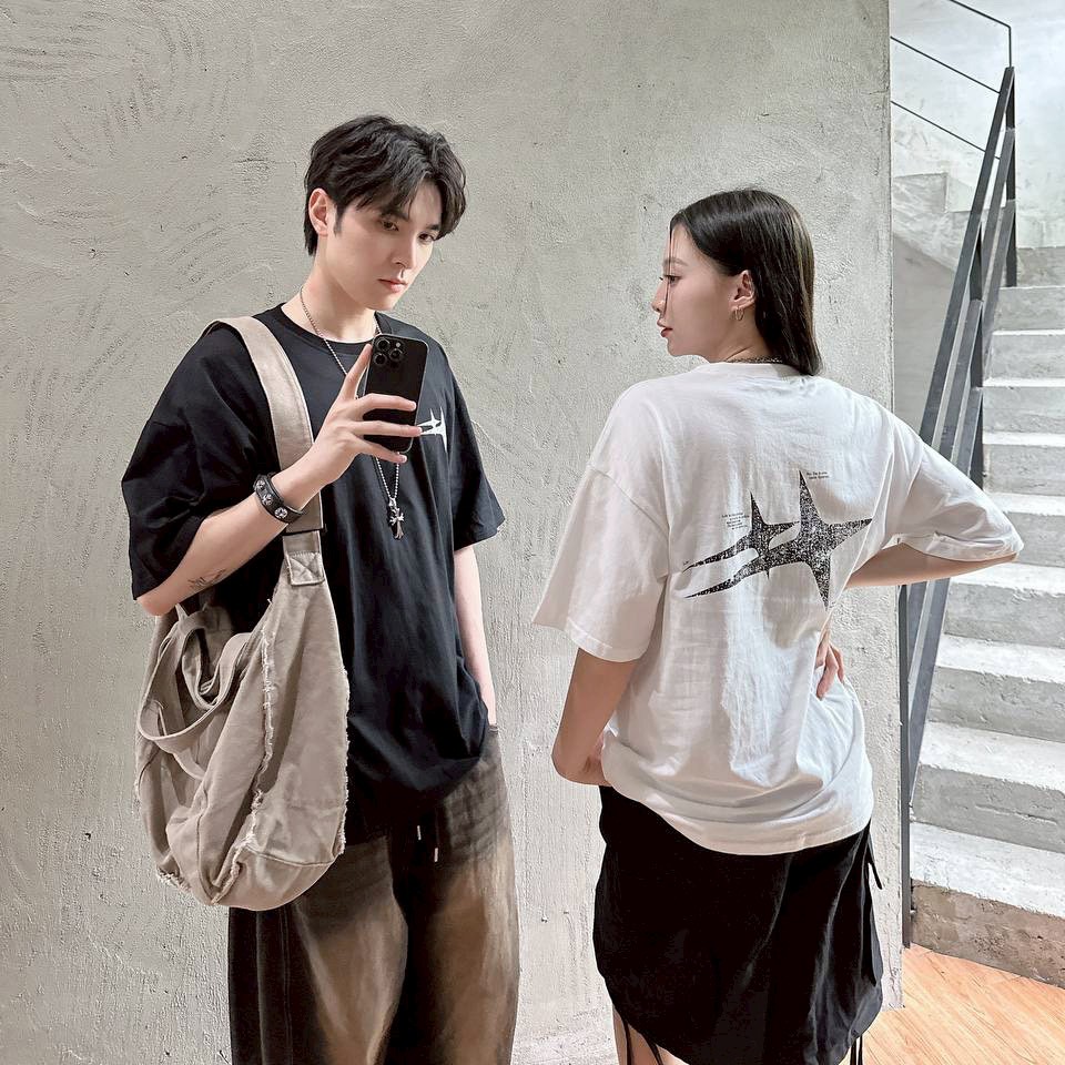 【現貨】噪點雙星光芒印花短T