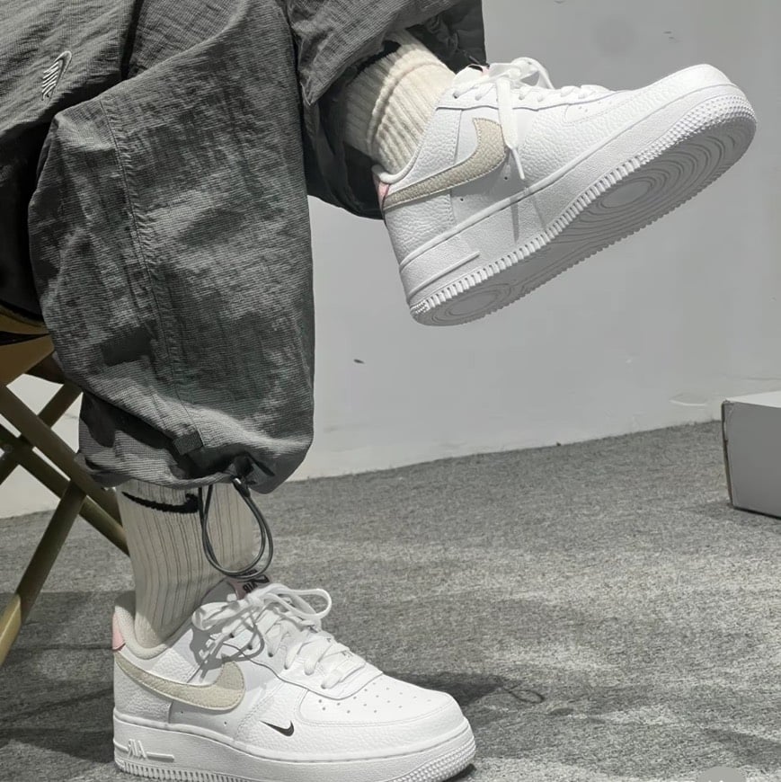 【現貨】NIKE AIR FORCE 1 'Tumbled Pink' 櫻花奶油 雙勾 壓印小勾｜HF9992-100